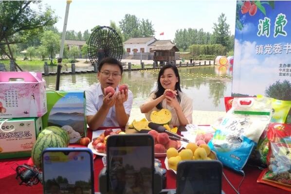 80后“博士書記”直播帶貨促脫貧，2小時賣出60余萬元農特產